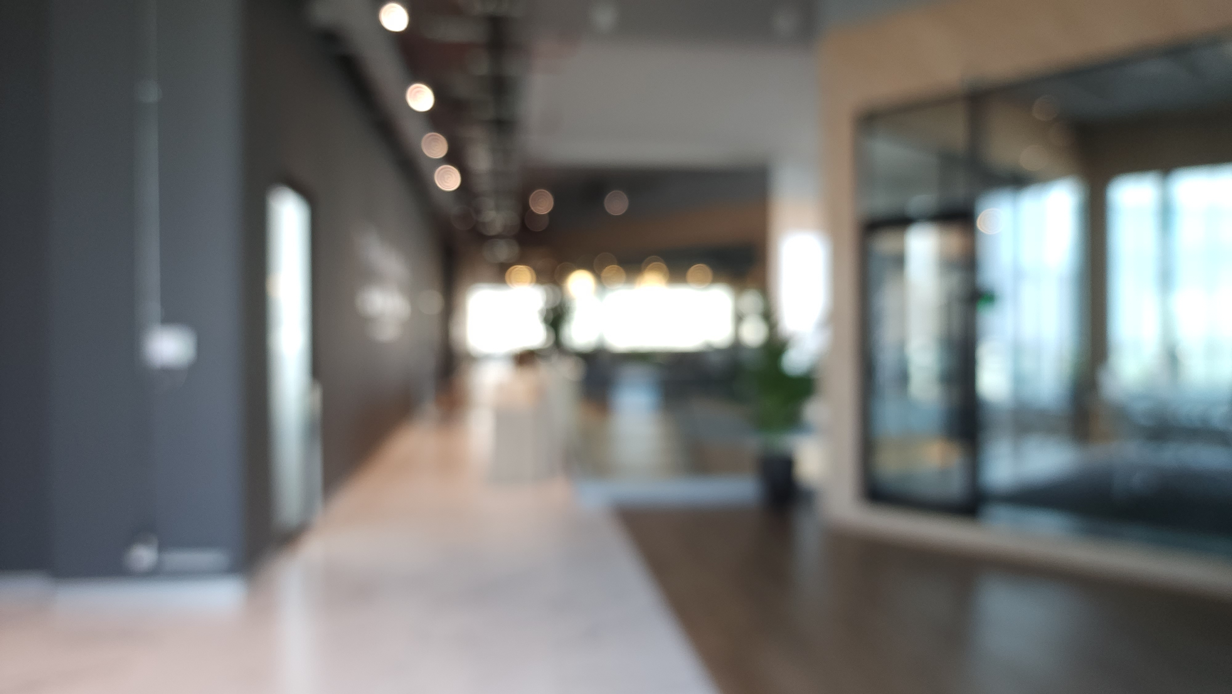 Stilista demonstrând tehnici de manichiură și pedichiură